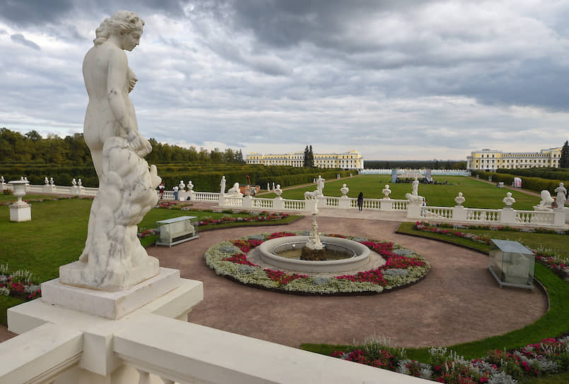 Вид на Большой партер со стороны дворца и скульптура «Венера с голубками» 