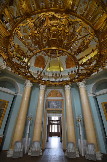 Овальный зал считается наиболее выразительным из всех помещений дворца 
