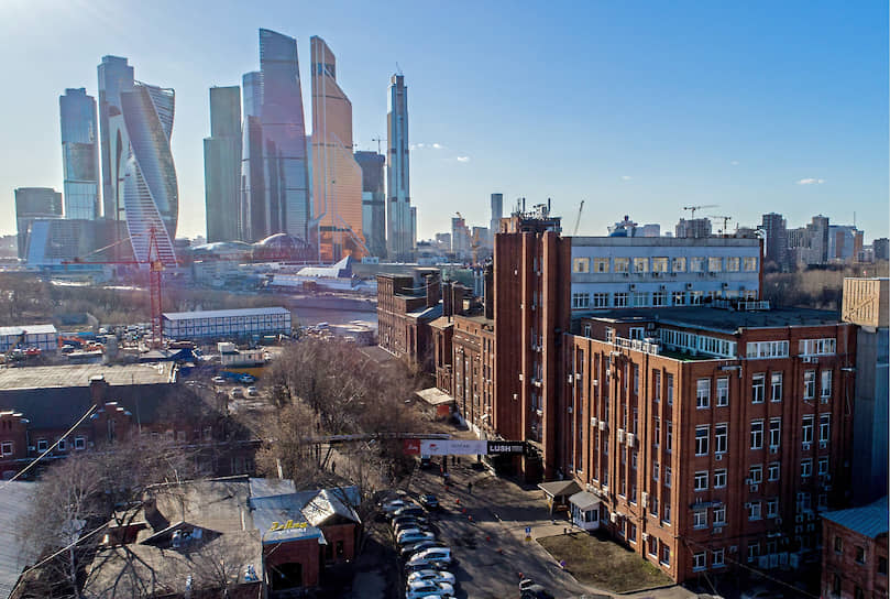 Так выглядит территория бывшего Бадаевского пивоваренного завода в Дорогомилово сегодня. На заднем плане — «Москва-Сити»