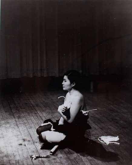Йоко Оно во время выступления в концертном зале Карнеги, Нью-Йорк. 1965 г