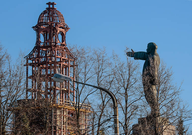 Памятник Ильичу в Костроме теперь зовет не к светлому будущему, а напоминает о тех временах, когда уничтожались храмы