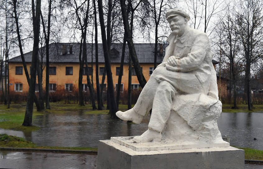 Еще одна гордость Дно — памятник Ленину, редкий, «сидячий»