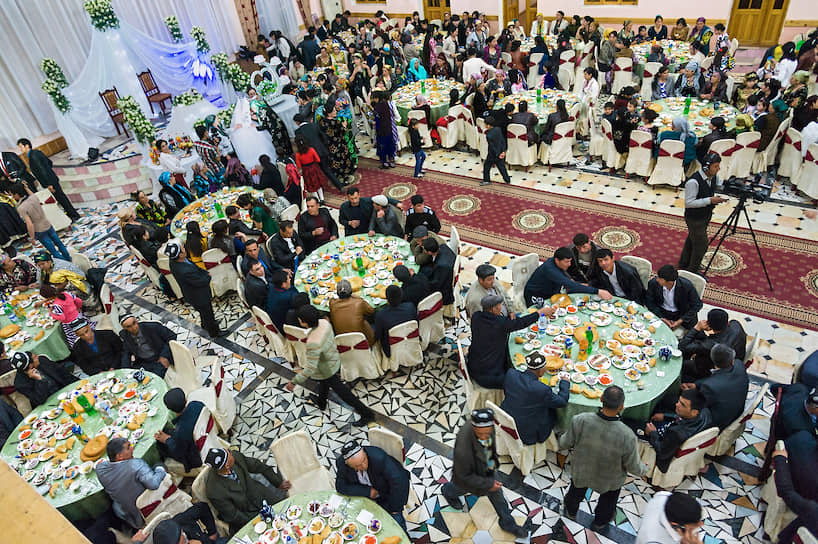 Из 300–500 участников узбекской свадьбы подавляющее большинство гостей — родственники или соседи жениха или невесты