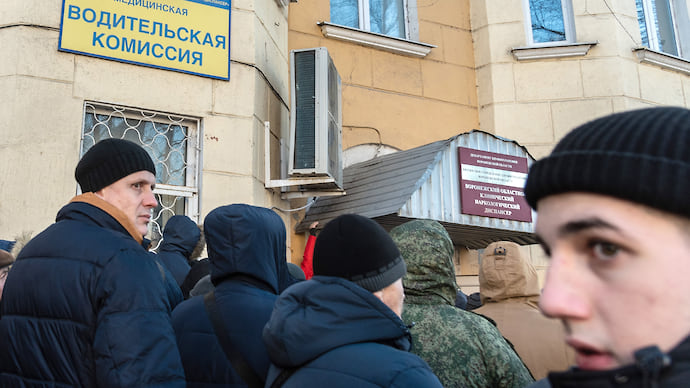 По справке — смирно!
