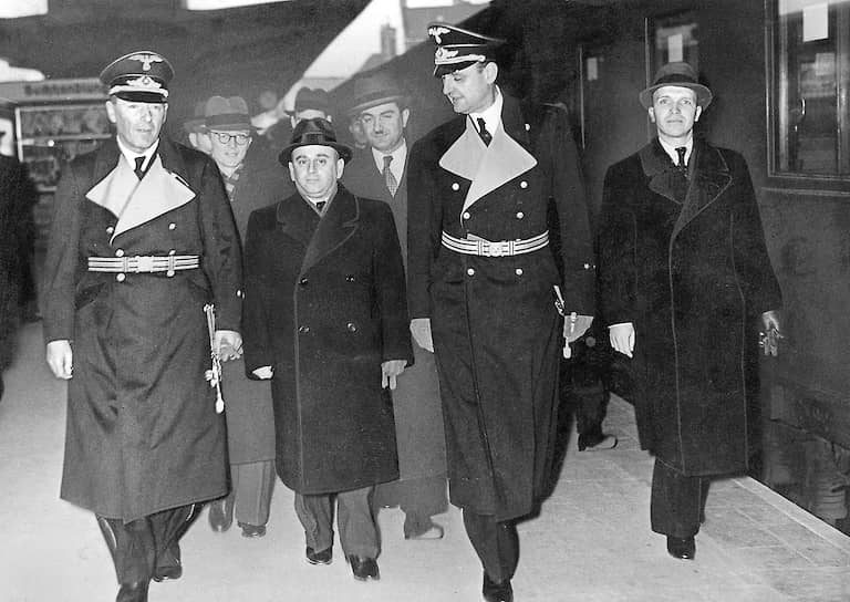 Ноябрь 1940 года. Прибытие в Берлин советского посла Владимира Деканозова. К тому времени он уже не первый год курировал операцию по переброске из Германии туристов-беженцев