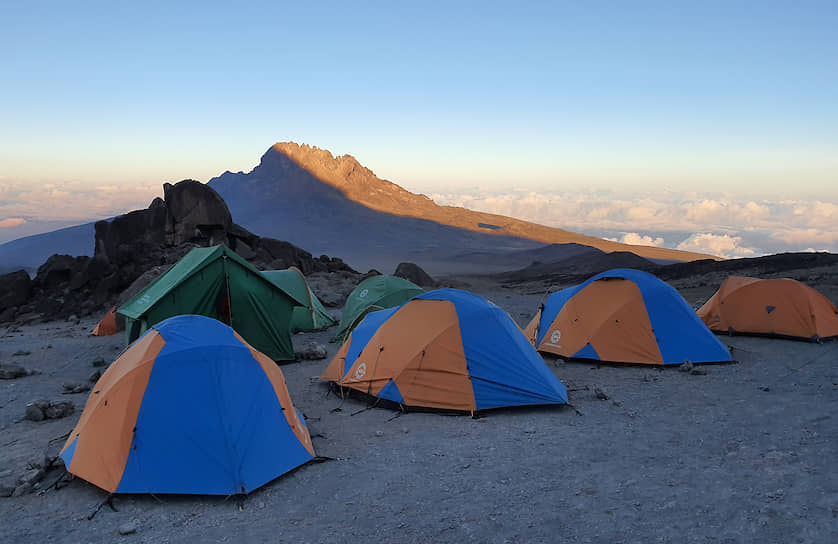 Палатки участников благотворительной экспедиции