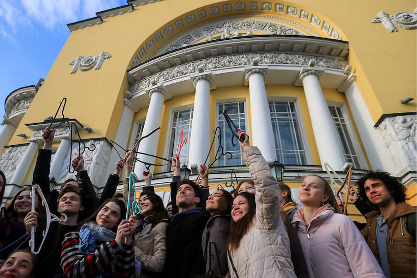 Весной 2019 года жители Ярославля протестовали против объединения Волковского и Александринского театров