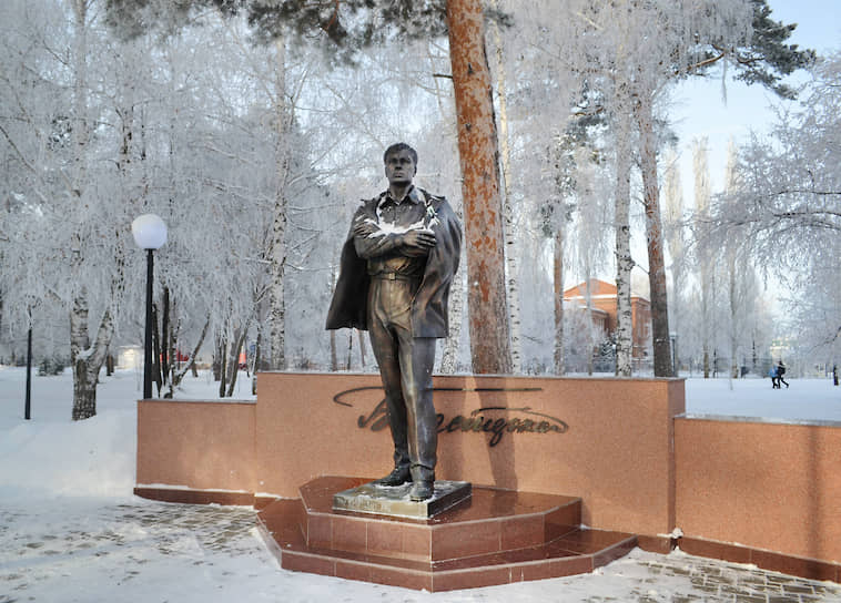 Памятник Пастернаку. Именно в Чистополе, оказывается, жил прототип доктора Живаго