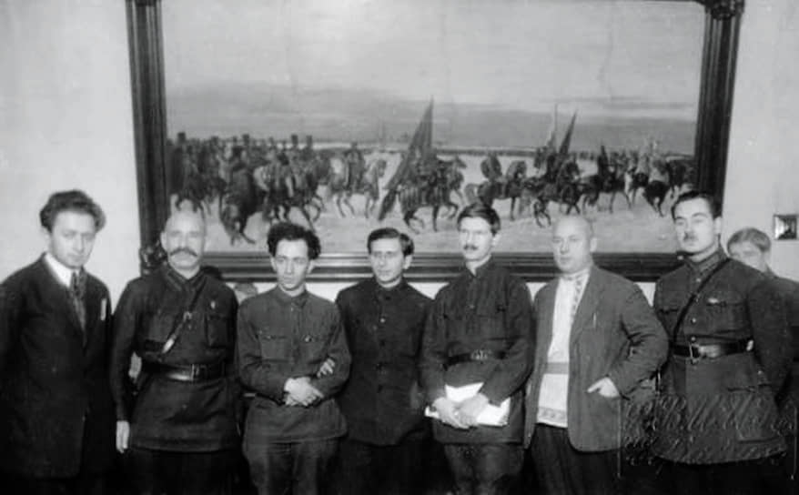 За процеживанием документов, имеющих отношение к сталинской биографии, надзирала небольшая группа (слева направо): тов. Маховер, Беленький, Каннер, Назаретян, Товстуха, Самсонов, Петерсон 