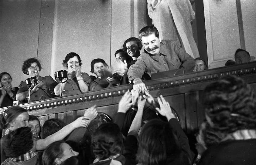 Лишившись реальной биографии, Сталин стал отцом нации. На совещании жен командиров
РККА. Москва. 1936 год