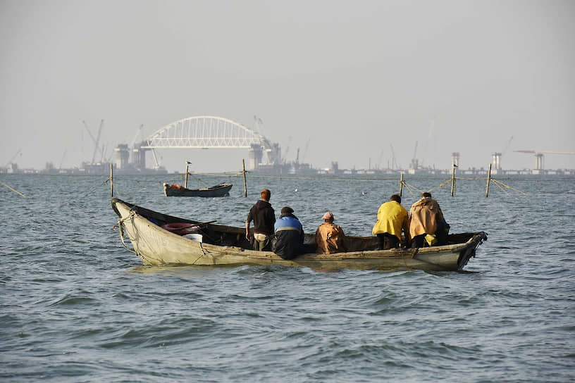 Керчь. Рыбаки наблюдают за строительством Крымского моста