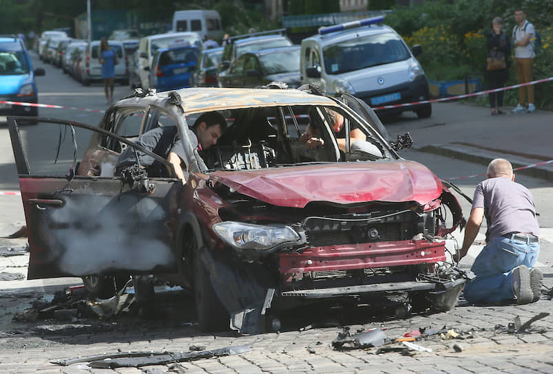 Сотрудники полиции на месте взрыва автомобиля, в котором находился Павел Шеремет