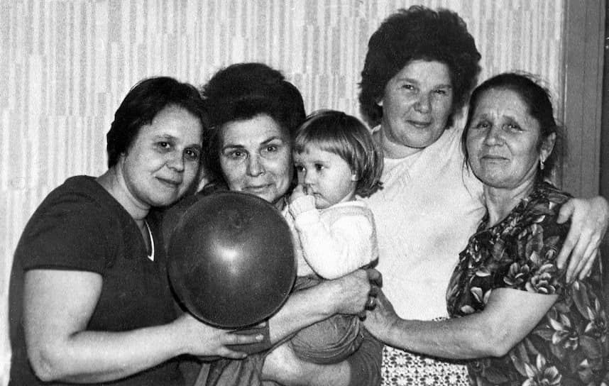 Клавдия Ильинична (вторая слева) и ее подруга Тамара Яковлевна (крайняя справа)