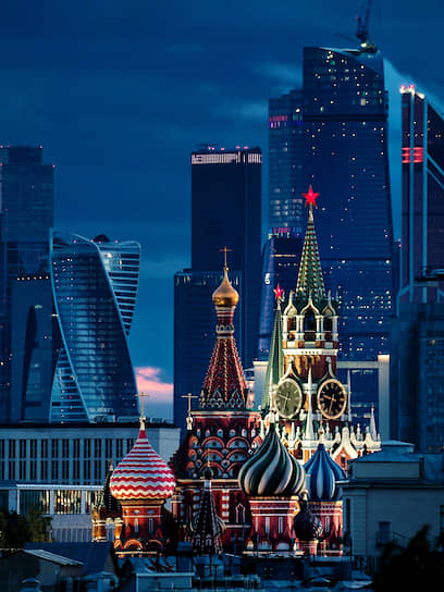 Храм Василия Блаженного, Спасская башня Кремля и деловой центр «Москва-Сити»
