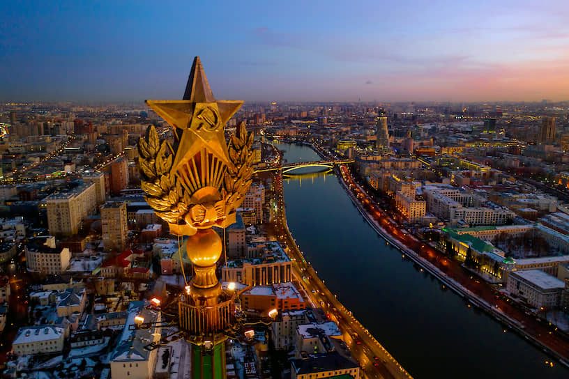 Шпиль высотки на Котельнической набережной с видом на Москву-реку