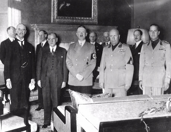 «Спусковым крючком» стал «мюнхенский сговор» в сентябре 1938 года, который развязал руки Берлину и открыл череду территориальных захватов. Его ключевые участники (слева направо): Невилл Чемберлен (Великобритания), Эдуард Даладье (Франция), Адольф Гитлер, Бенито Муссолини (Италия)