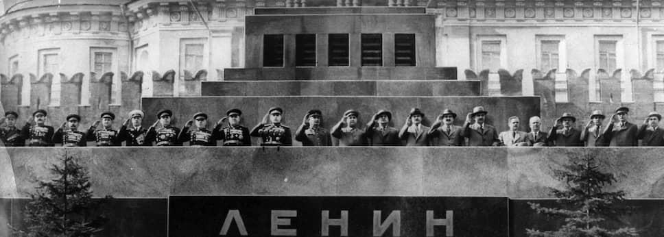 Трибуна Мавзолея во время кремлевских парадов также стала шарадой — кто же ближе к Сталину? — для тех, кто пытался разгадывать сигналы