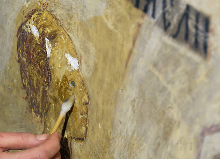 Реставраторы аккуратно снимают со старинных фресок наслоения грязи, пыли и так называемые набелы