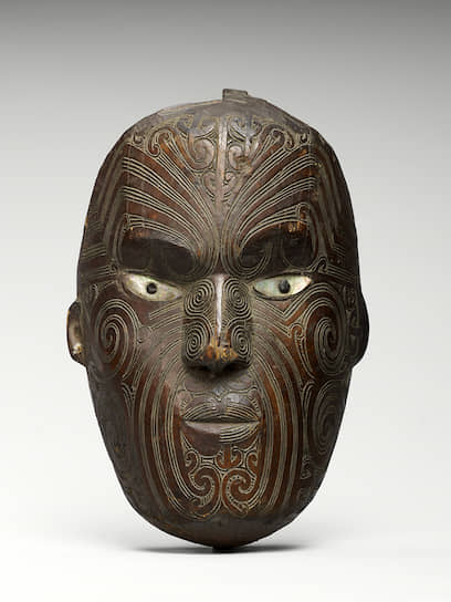  В этой маске (Новая Зеландия, XIX век) зашифрована спираль кору — нераскрывшегося листа папоротника. Нанося узор как тату, маори считали его символом новой жизни