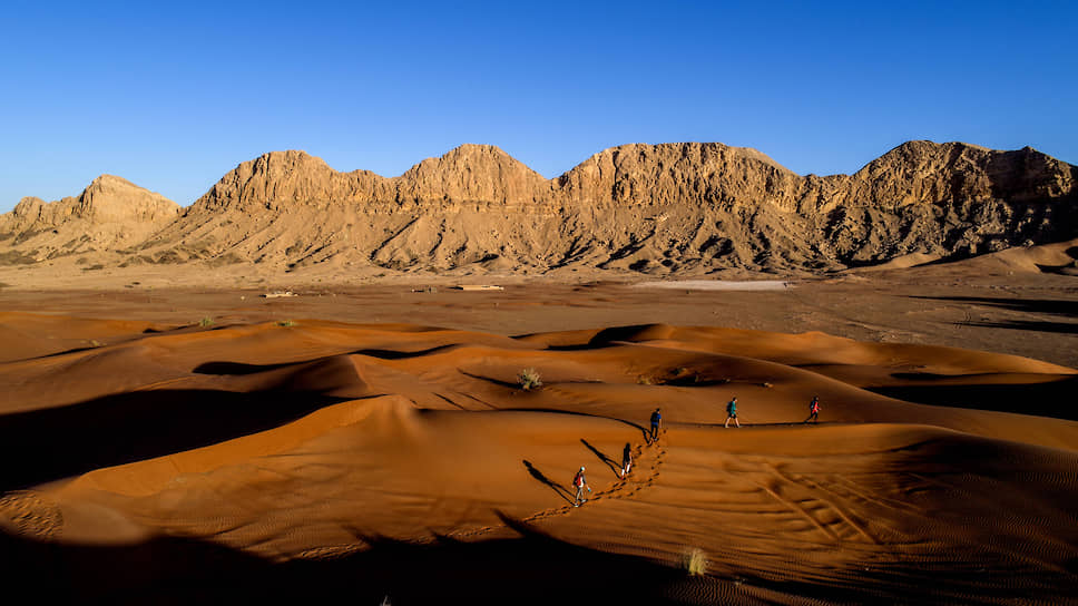В пустыне вокруг археологического центра Млейха настолько красный песок, что можно и на Марс не летать
