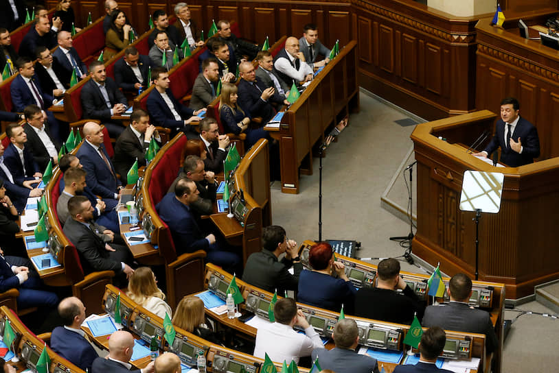 Президент Зеленский огласил претензии к работе Кабмина на заседании парламента