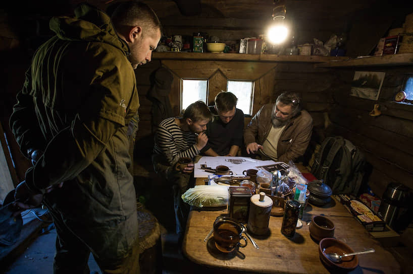 Реставратор Дмитрий Соколов (справа) обсуждает с мастерами технологию работы