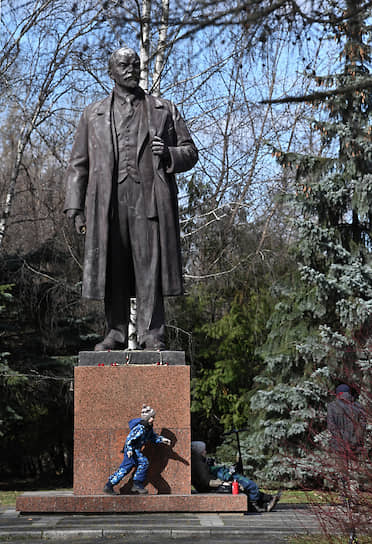 Тимирязев относился к Ленину с восхищением, поэтому его памятник здесь вполне уместен