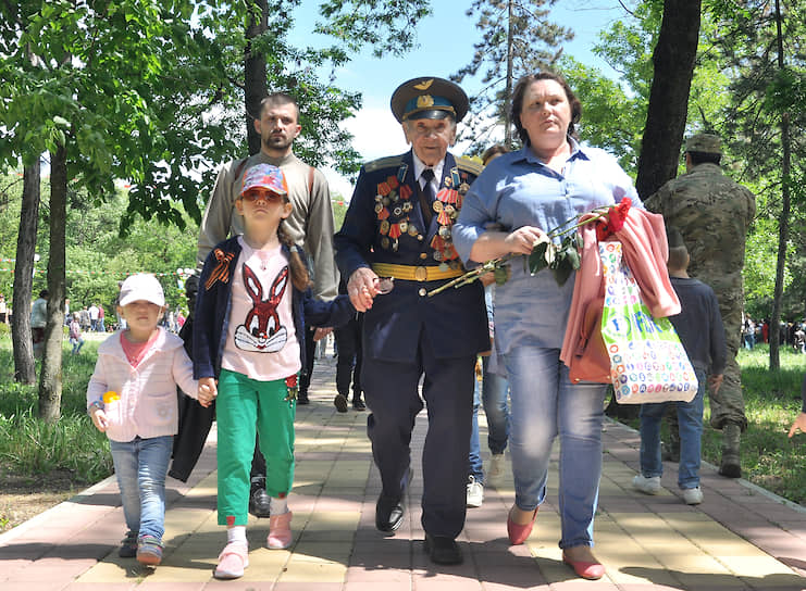 Валентин Денисович с родными