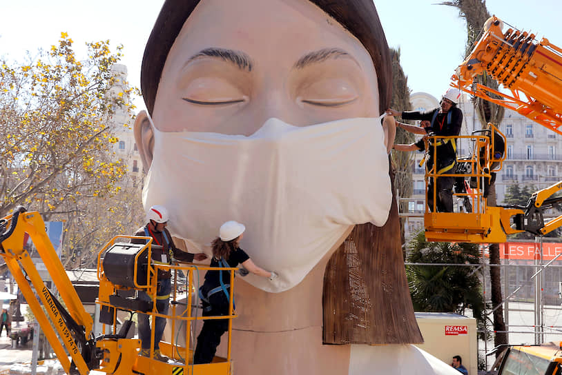 В Валенсии вместо традиционного мартовского фестиваля — суровый карантин, символом которого стала скульптура, облаченная в маску