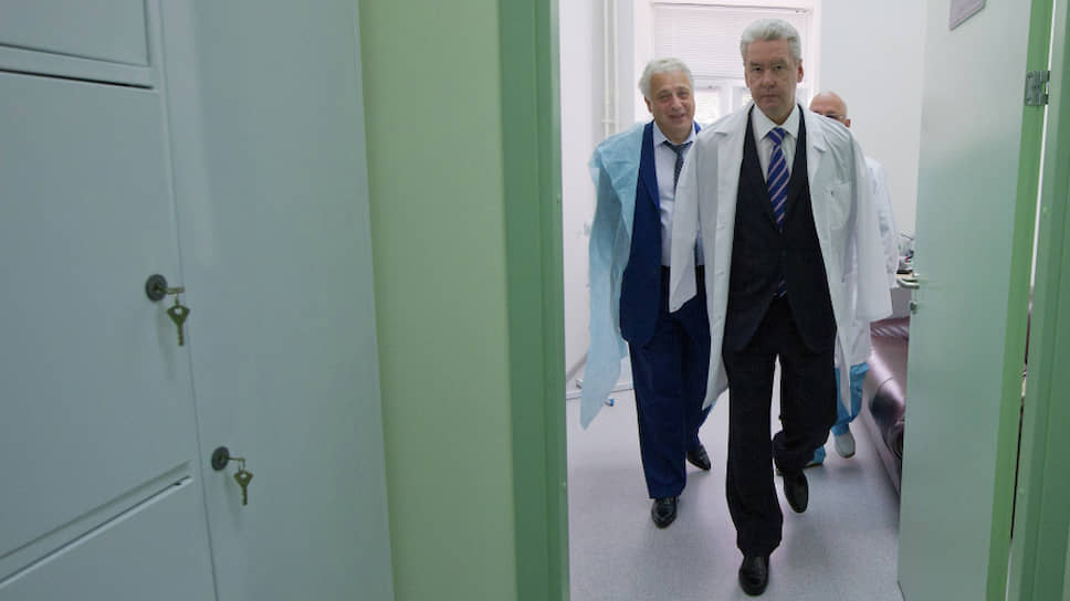 За время реформ в московском здравоохранении не только доктор Печатников(слева), но и мэр Собянин привыкли ходить в белом халате