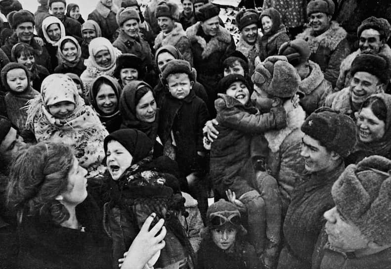 Сталинград встречает освободителей — такова официальная подпись к этой фотографии. На самом деле Сталинград — это женщины и дети. Аркадий Шайхет. 1943 год