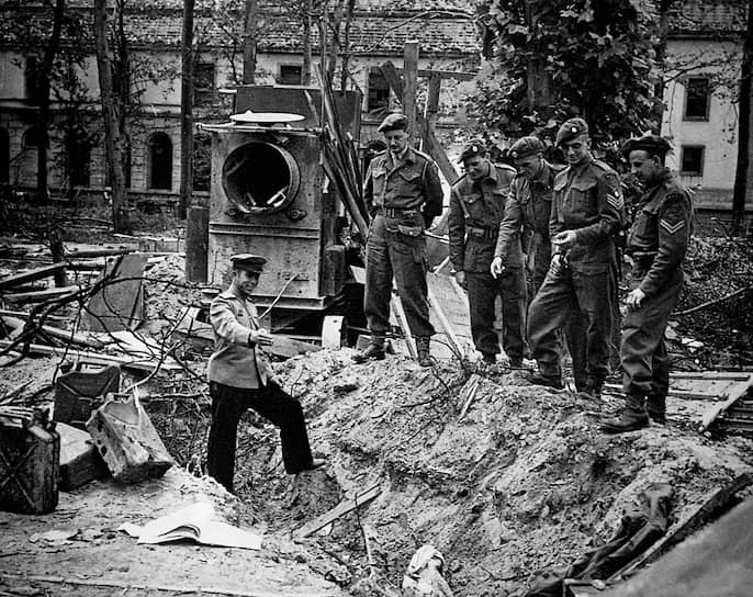 Русский офицер показывает британским союзникам, где нашли тела Адольфа Гитлера и Евы Браун. Берлин. Май 1945 года