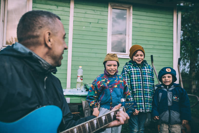 Фронтовые песни хорошо петь под гитару: для прабабушки поют правнуки Ваня Бакаев (7 лет), Матвей Карпычев (9 лет) и Костя Бакаев (5 лет), а на гитаре играет папа Матвея Андрей Карпычев