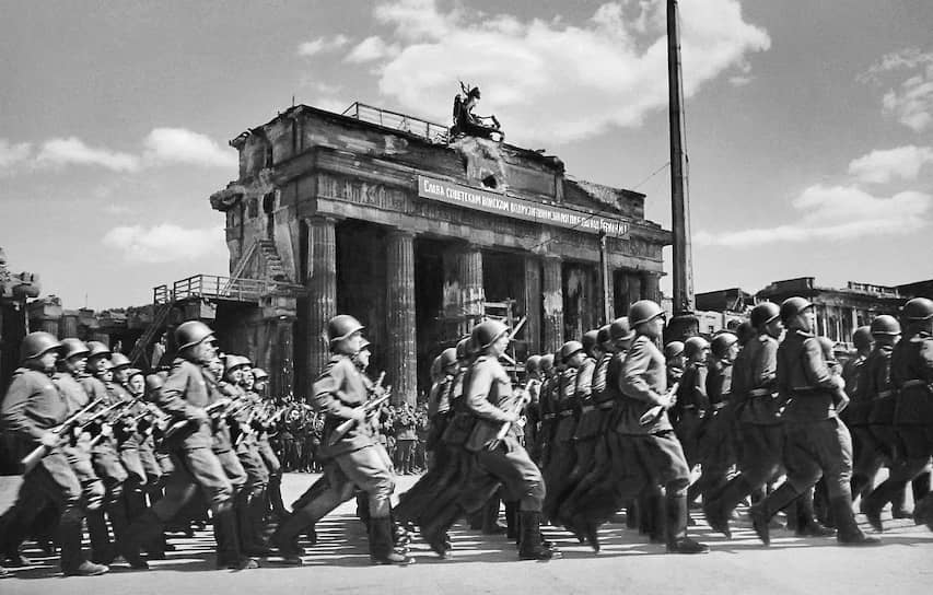 Парад советских войск у Бранденбургских ворот в поверженном Берлине