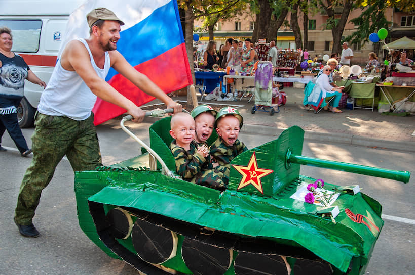 На снимке «Страх» запечатлены участники конкурса на лучшую детскую коляску, который проходил в День города в Майкопе. Герои снимка заняли на нем 2-е место, а фотография попала в финал восьми международных конкурсов