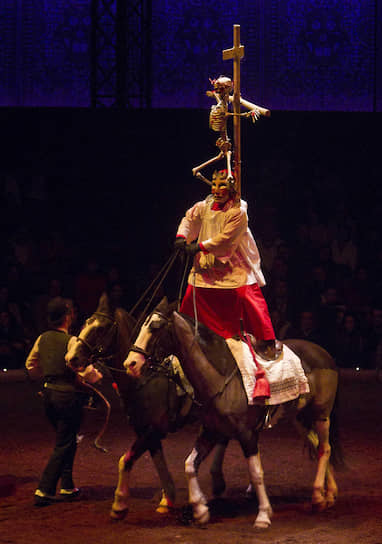 Сцена из спектакля «Калакас» конного театра «Зингаро»