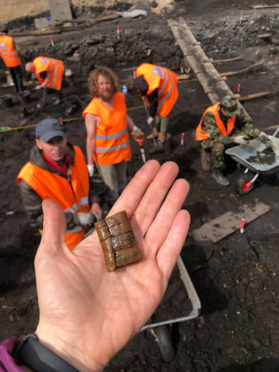 Нынешний археологический сезон в Новгороде оказался удачным: ученые обнаружили новые берестяные грамоты, написанные сотни лет назад
