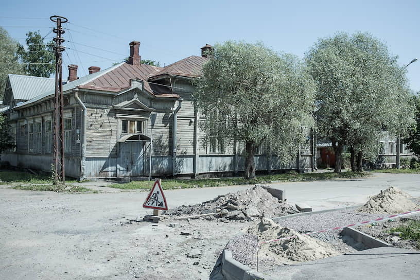 В отличие от дома Нины Викторовны (он на заднем плане) дом №26 по улице Кирова сносить пока не планируют: у него все еще есть статус памятника