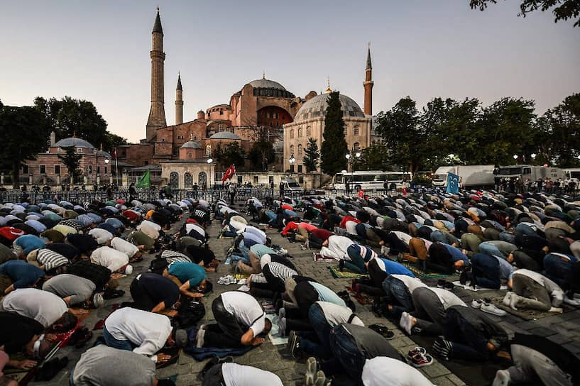 Новость о перемене статуса Айя-Софии за пределами Турции встретили с печалью, а в Стамбуле отмечали массовой молитвой 
