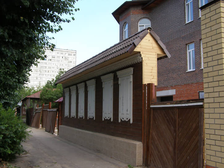 Дом, где жил Константин Циолковский в Рязани, сегодня имитирует стена с фальшивыми окнами. За ней уютно устроился особняк