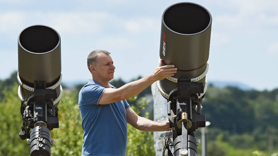 Астроном Геннадий Борисов рядом со своими телескопами GENON