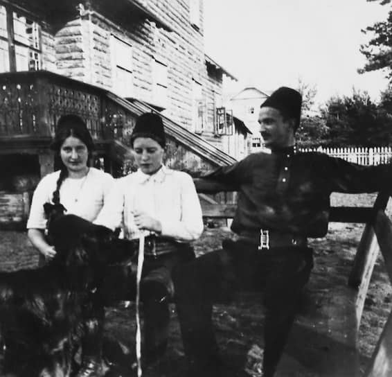 Студент Виталий Бианки (на фото справа) на летних каникулах в Лебяжьем — популярном дачном месте на берегу Финского залива