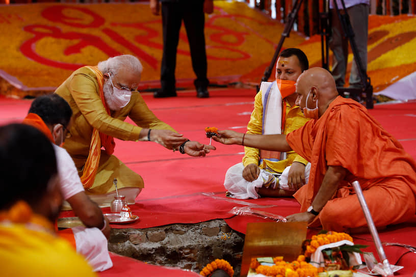 Премьер Индии Нарендра Моди (на фото в центре) участвует в церемонии закладки камня в основание храма в честь бога Рамы. Трансляция шла на всю страну