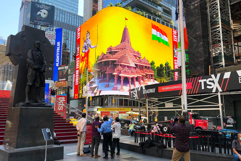 Как будет выглядеть новый храм, демонстрируют 3D-панно по всему миру, от Нью-Йорка до Нью-Дели. Чтобы подчеркнуть статус сооружения, рядом поставят статую Рамы высотой в 251 метр 