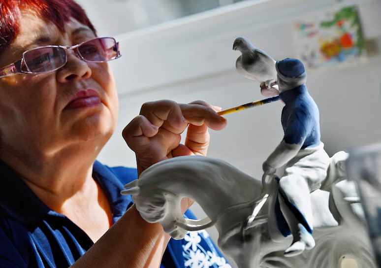 Нелли Туленкова и скульптор, и художник. Под ее кистью сокольничий на наших глазах одевается в синий кафтан