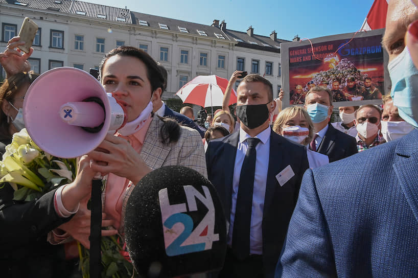 А экс-кандидат в президенты Светлана Тихановская совершенно открыто митинговала против него в Брюсселе. С розовым мегафоном