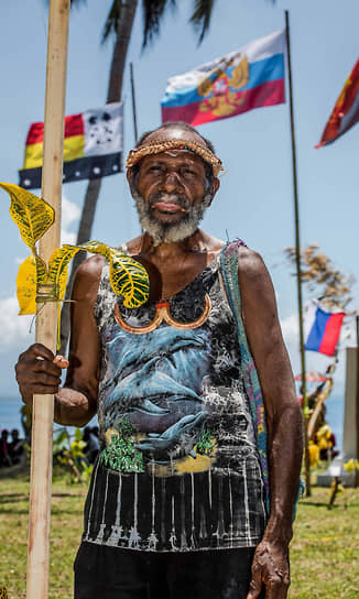 Старейшина папуасской деревни ради второго пришествия «Человека с Луны» надел все самое красивое