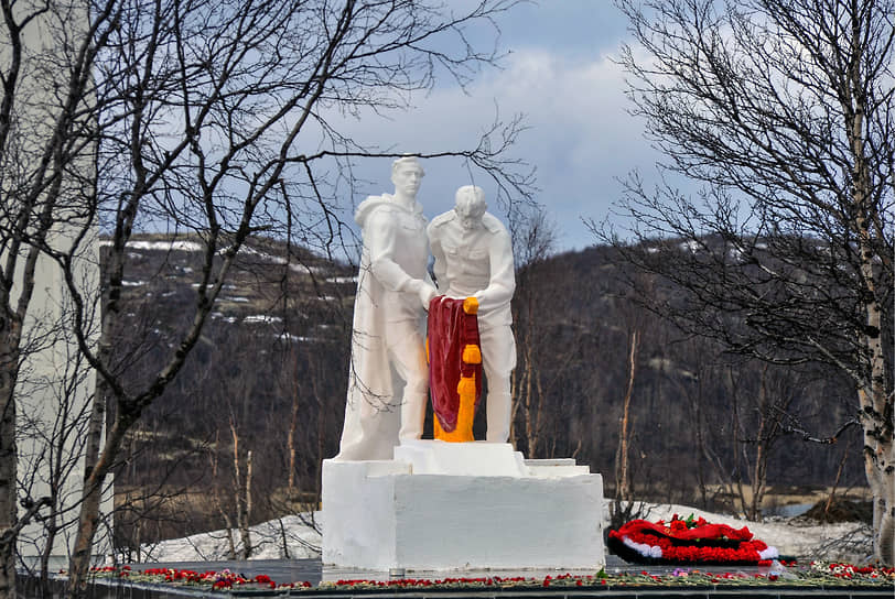 Скульптурный монумент в Долине Славы (Мурманская область) благополучно отреставрировали. А вот мемориальное кладбище не избежало административного «редактирования»