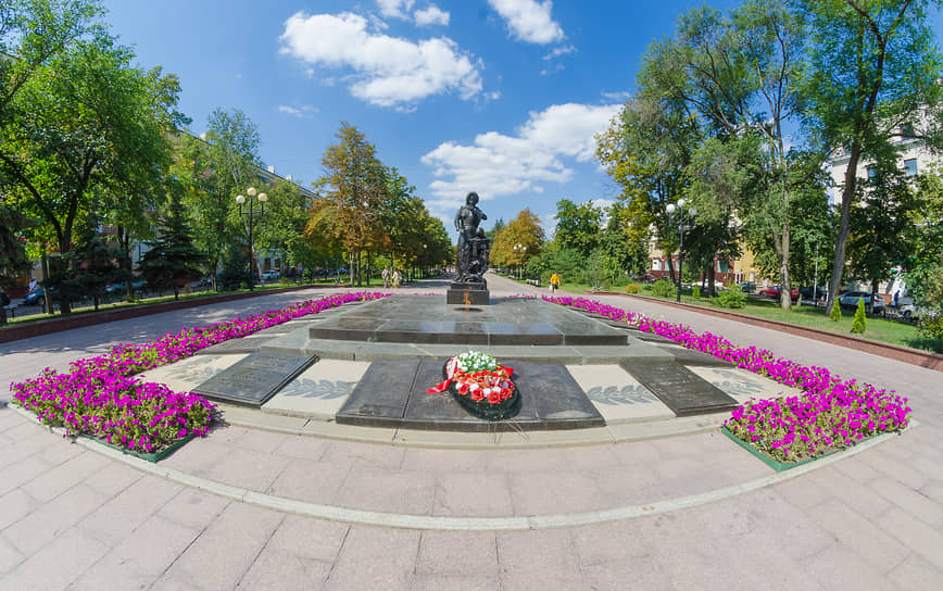 Так выглядел до реконструкции 2015 года мемориал на Соборной площади в Белгороде