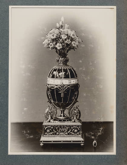 Страница из фотоальбома с изображением яйца «Букет лилий»
